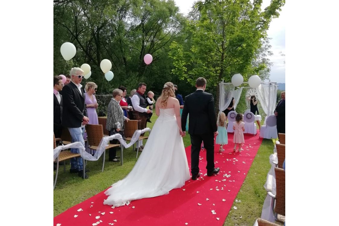 Hochzeitslocation: Die Braut wird ganz traditionell von Ihrem Vater zum Bräutigam geführt.  - Flasch City am Freizeitsee