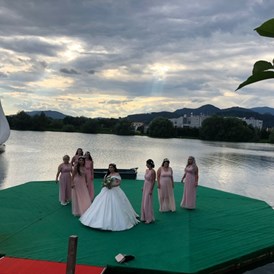 Hochzeitslocation: Die Braut mit Ihren Brautjungfern setzten sich am See, in der Obersteiermark in Szene.  - Flasch City am Freizeitsee