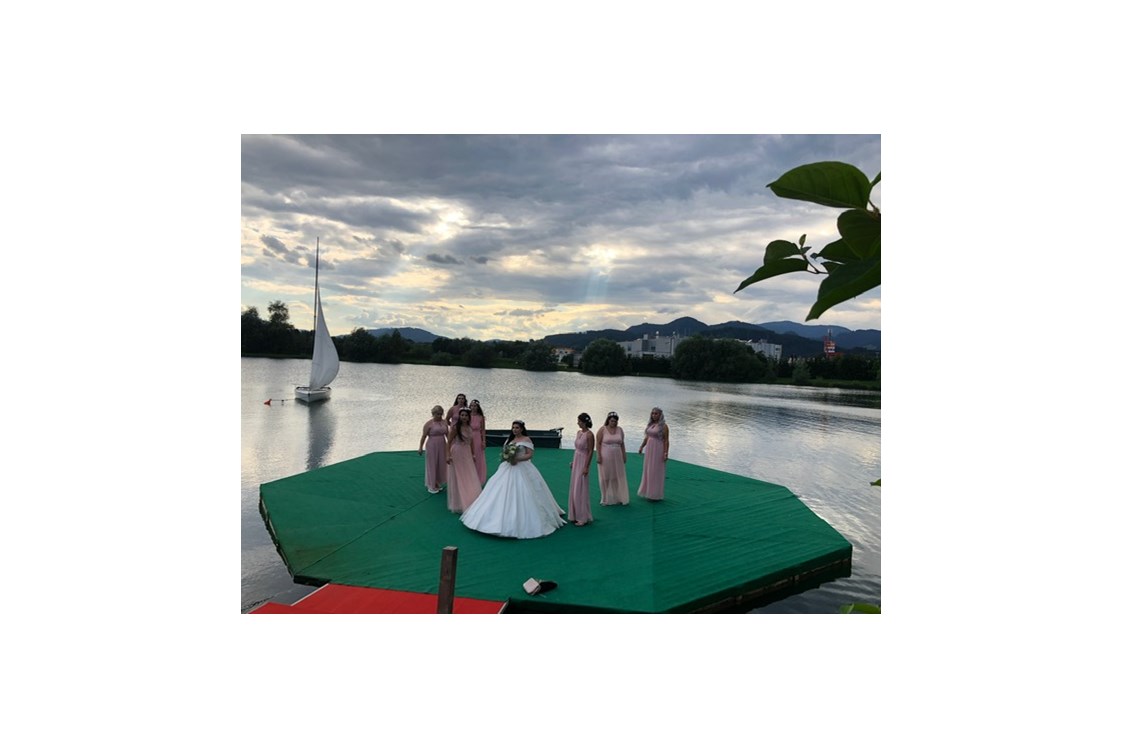 Hochzeitslocation: Die Braut mit Ihren Brautjungfern setzten sich am See, in der Obersteiermark in Szene.  - Flasch City am Freizeitsee