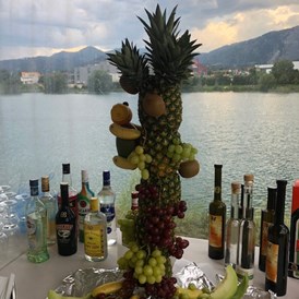 Hochzeitslocation: Immer wieder wichtig auch unsere Obstplatte passt sich dem karibischem Style an unserem See an.  - Flasch City am Freizeitsee