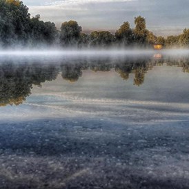 Hochzeitslocation: Auch bei Nebel bietet der See in St. Marein eine malerische Location, wo gerade Gäste aus Größeren Städten wie Graz, Wien oder Leoben die Natur genießen können.  - Flasch City am Freizeitsee