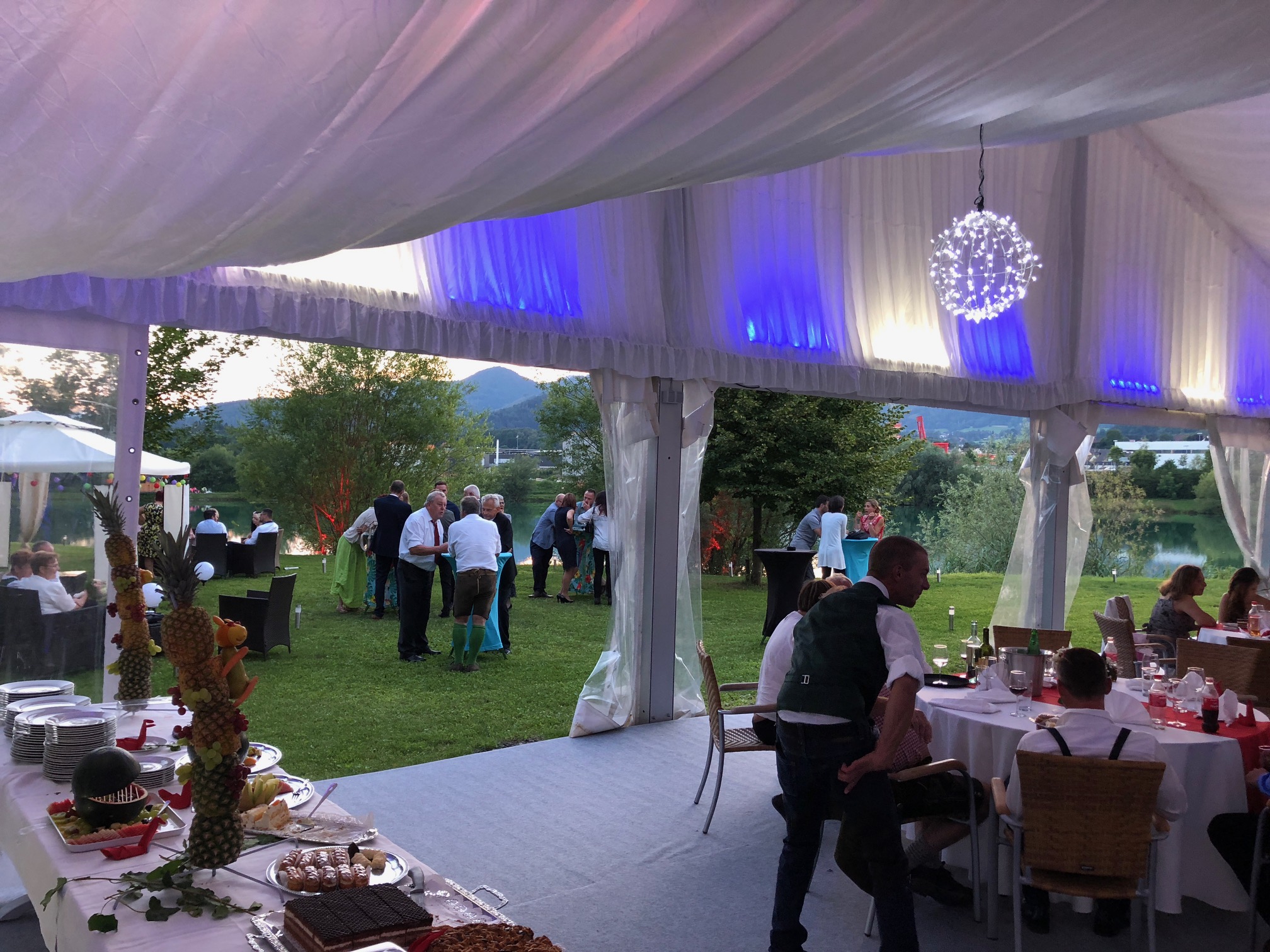 Hochzeitslocation: Man merkt das die Hochzeitsgäste es genießen sowohl draußen als auch drinnen zu feiern und sich zu unterhalten.  - Flasch City am Freizeitsee