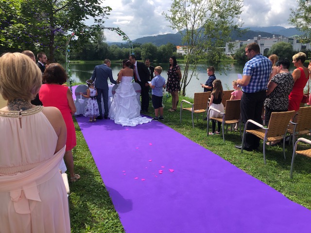 Winterhochzeit - Umgebung: in den Bergen - Der große Tag, an dem sich ein Paar das Ja-Wort gibt, ist ein wundervolles Erlebnis voller großer Emotionen. Auch für dieses Brautpaar in Flasch City am See haben wir die Trauung und Hochzeitsfeier ausgerichtet.  - Flasch City am Freizeitsee
