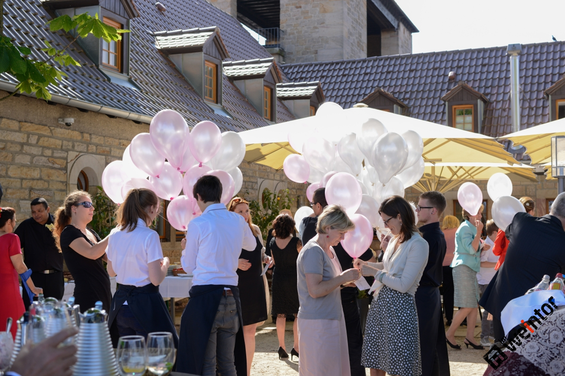 Hochzeitslocation: Der Sekptempfang auf der Terrasse. - Deutsches Weintor Restaurant