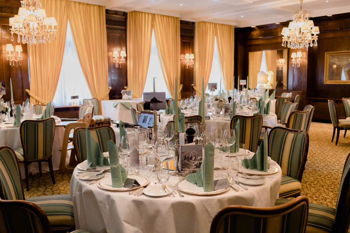 Hochzeitslocation: Rundtische im Festsaal des Europäischen Hof Heidelberg. - Hotel Europäischer Hof Heidelberg