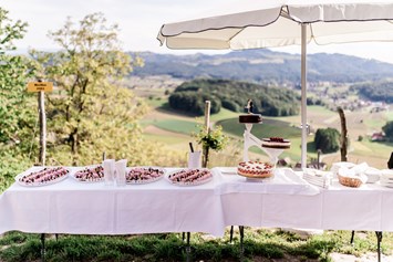 Hochzeitslocation: Sweettable, Kuchen und Kaffee am Nachmittag mit Weitblick auf das Weingut Harkamp. - Weingartenhotel Harkamp