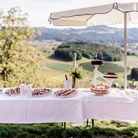 Hochzeitslocation: Sweettable, Kuchen und Kaffee am Nachmittag mit Weitblick auf das Weingut Harkamp. - Weingartenhotel Harkamp