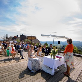 Hochzeitslocation: Standesamt auf der Terrasse mit herrlichem Weitblick. - Weingartenhotel Harkamp