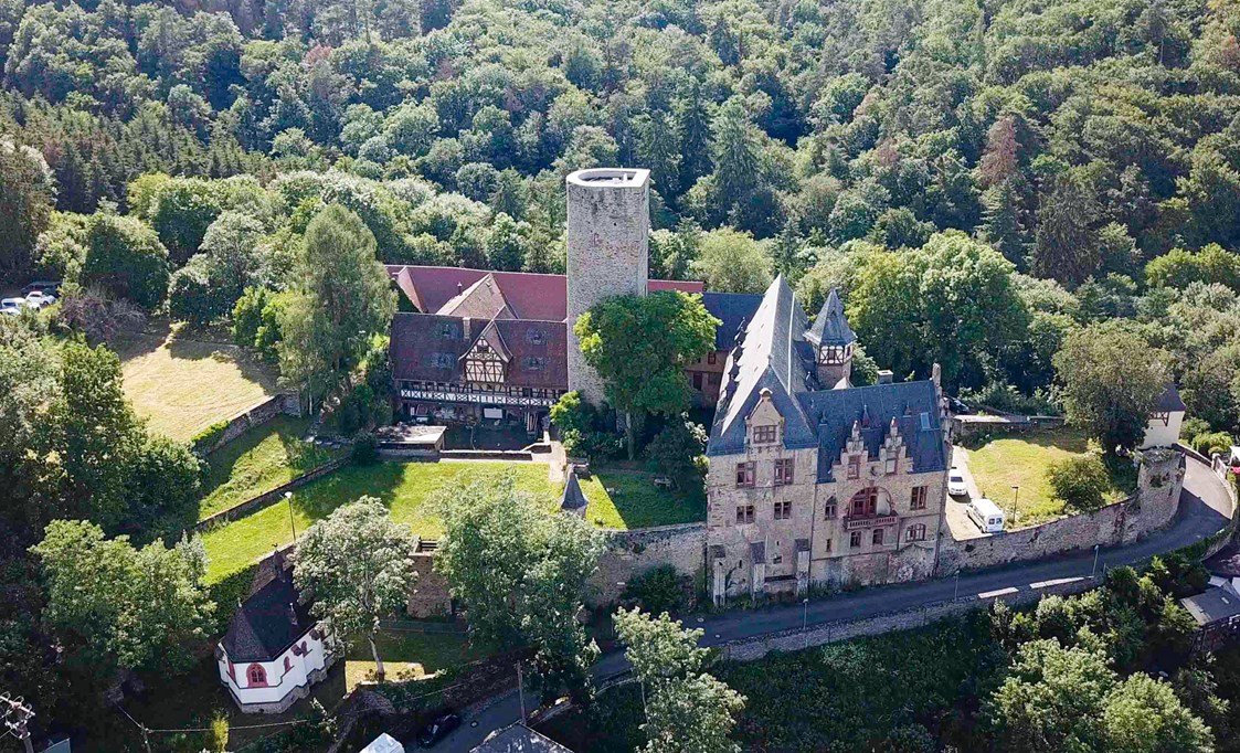 Hochzeitslocation: Schloss Kranberg befindet sich mitten in der Natur des schönen Taunus  - Schloss Kransberg