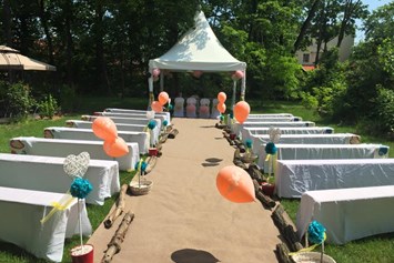 Hochzeitslocation: Outdoor Hochzeit mit Pagodenzelt und Bänke für 100 Gäste. - Rahofer Bräu