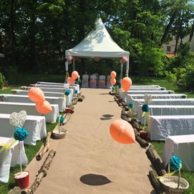 Hochzeitslocation: Outdoor Hochzeit mit Pagodenzelt und Bänke für 100 Gäste. - Rahofer Bräu