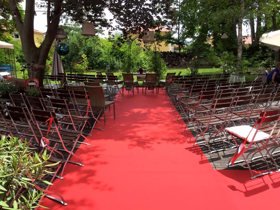 Hochzeitslocation: Roter Teppich im Biergarten kurz vor Eintreffen der Gäste im Rahofer Bräu. - Rahofer Bräu