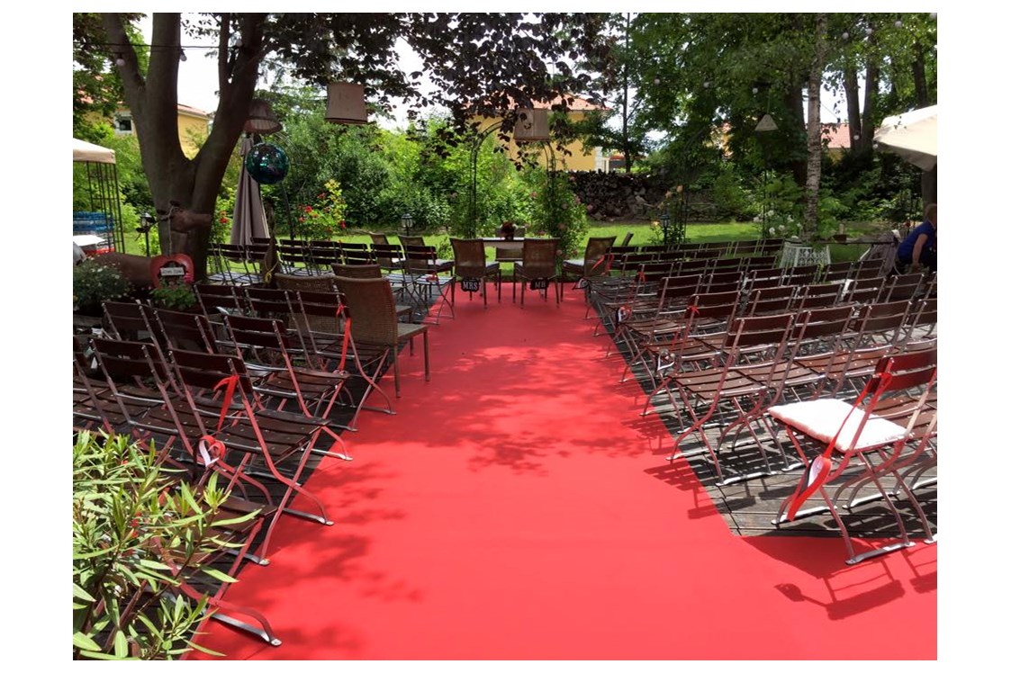 Hochzeitslocation: Roter Teppich im Biergarten kurz vor Eintreffen der Gäste im Rahofer Bräu. - Rahofer Bräu