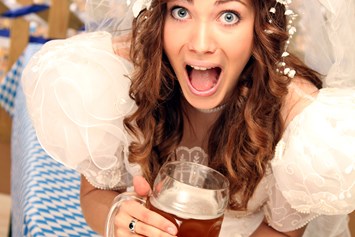 Hochzeitslocation: Die Braut kann es noch nicht fassen: Ein Rahofer Rotes Zwickl schmeckt einfach richtig herrlich! - Rahofer Bräu