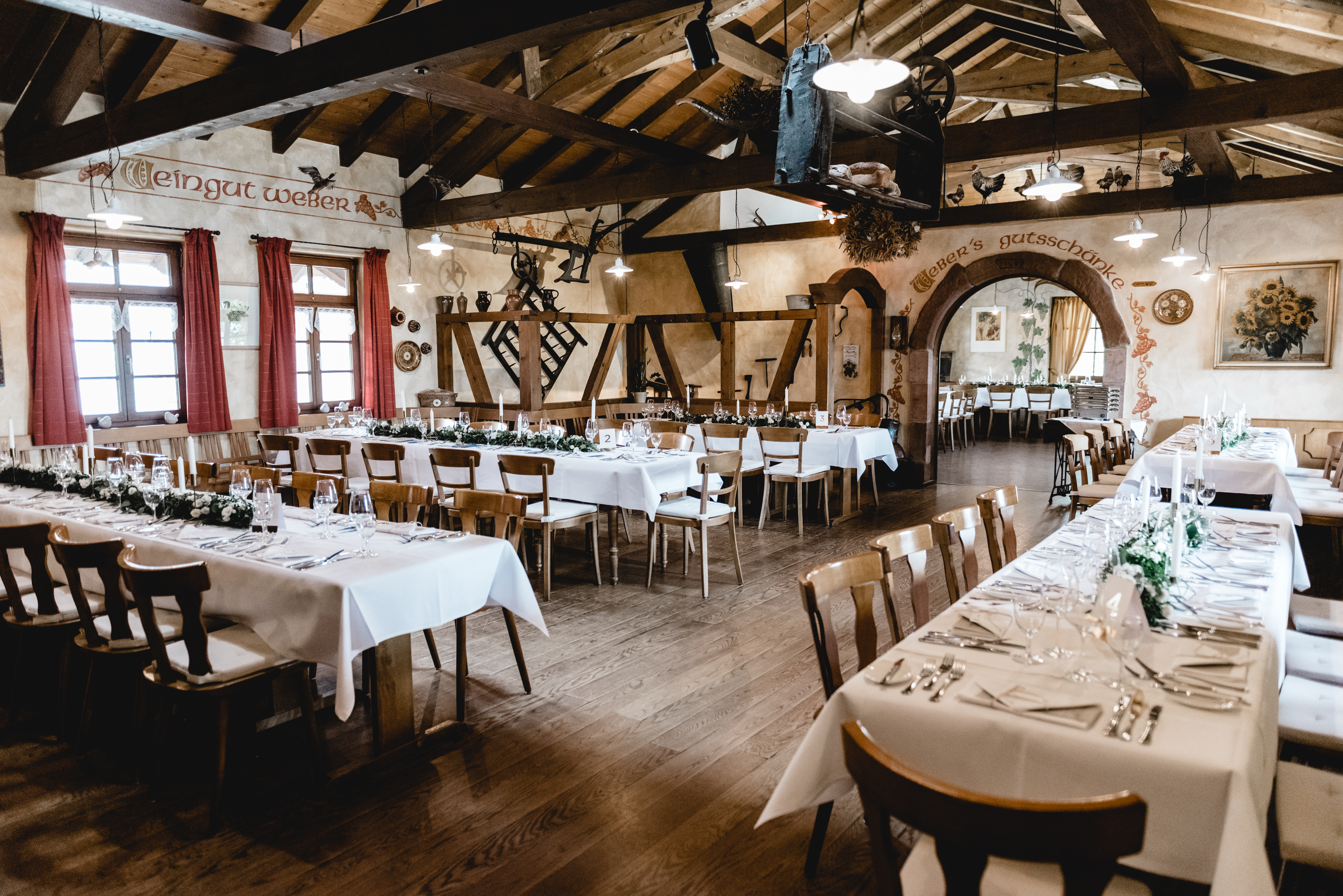 Winterhochzeit - Geeignet für: Hochzeit - Restaurant Gastraum mit eckigen Tischen - Weingut Weber