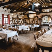Hochzeitslocation - Restaurant Gastraum mit eckigen Tischen - Weingut Weber