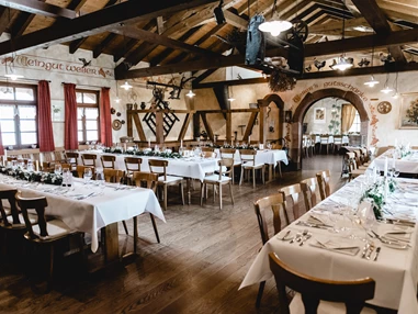 Hochzeitslocation: Restaurant Gastraum mit eckigen Tischen - Weingut Weber
