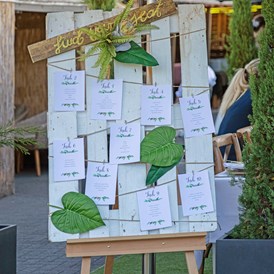 Hochzeitslocation: Find your seat Schild im Garten  - Unique Eventlocation