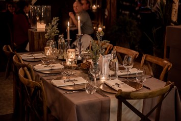 Hochzeitslocation: Tischdeko im Esszimmer - Unique Eventlocation