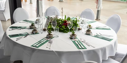 Winterhochzeit - Neumarkt im Mühlkreis - Runde 8-Personen Tische im großen Festsaal. - Gewäxhaus