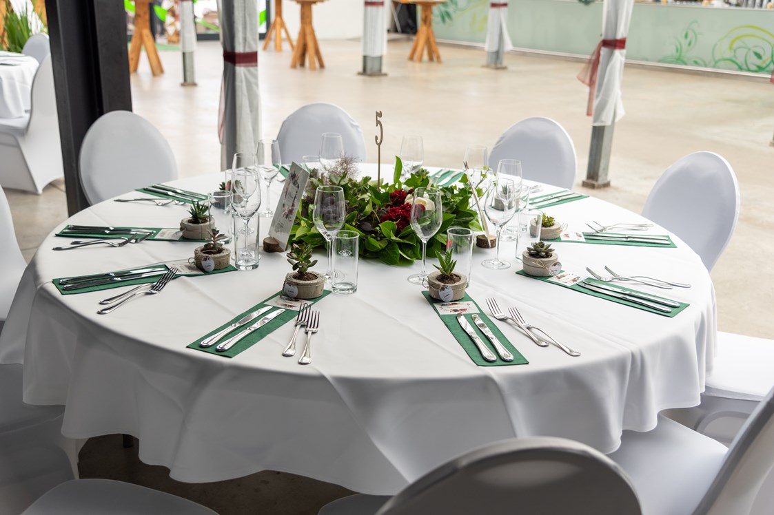 Hochzeitslocation: Runde 8-Personen Tische im großen Festsaal. - Gewäxhaus