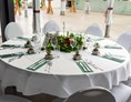 Hochzeitslocation: Runde 8-Personen Tische im großen Festsaal. - Gewäxhaus