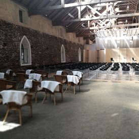 Hochzeitslocation: In der alten Reitschule (vorbereitet für ein Konzert) - Burg Feistritz