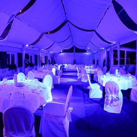 Hochzeitslocation: Das Festzelt mit LED-Beleuchtung nach Wunschfarbe - Das Chadim
