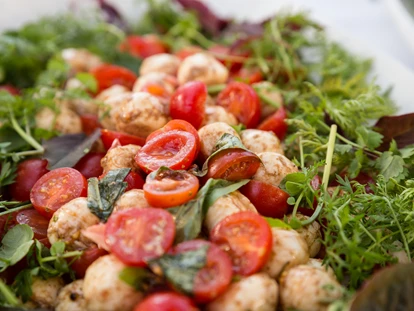 Winterhochzeit - Geeignet für: Hochzeit - Mozzarella Paradeiser Basilikum Salat - Das Chadim