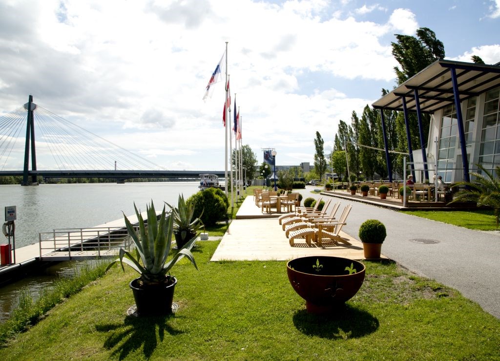 Hochzeitslocation: Unsere Terrasse Platz für bis zu 150 Sitzplätze, bei Events bis zu 400 PAX  - Marina Restaurant
