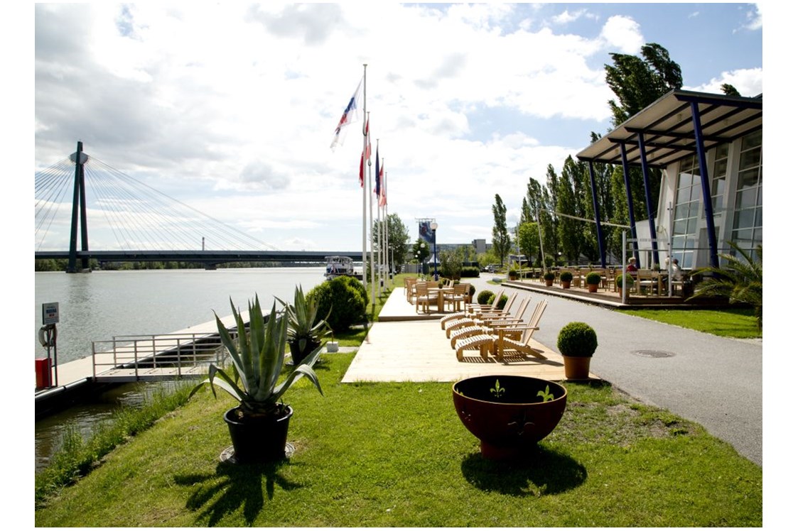 Hochzeitslocation: Unsere Terrasse Platz für bis zu 150 Sitzplätze, bei Events bis zu 400 PAX  - Marina Restaurant