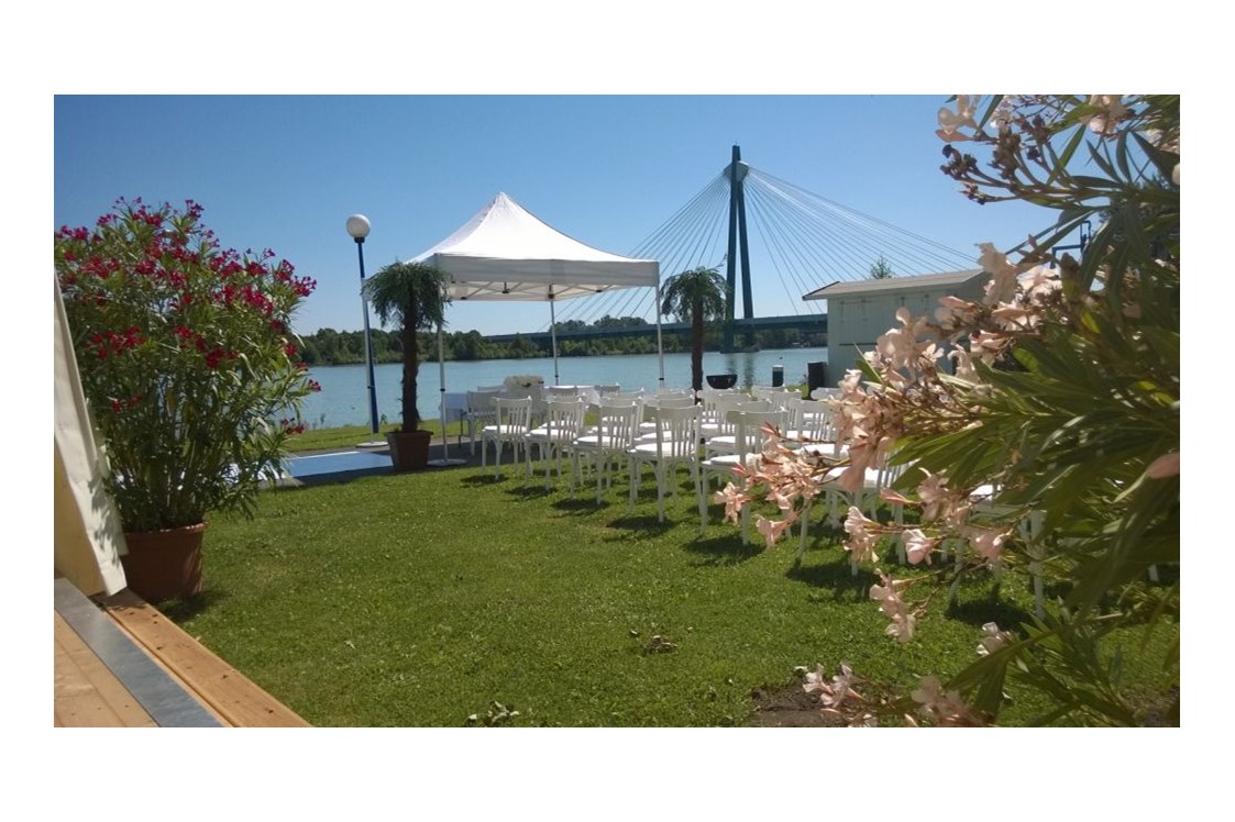 Hochzeitslocation: Seitliche Wiese und Spitzpagoden Zelt  - Marina Restaurant