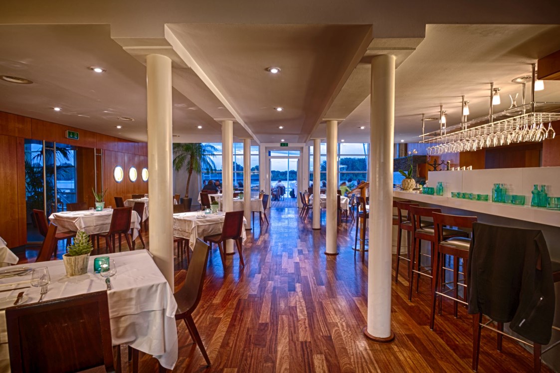 Hochzeitslocation: Marina Raum mit Blick auf Terrasse und Bar  - Marina Restaurant