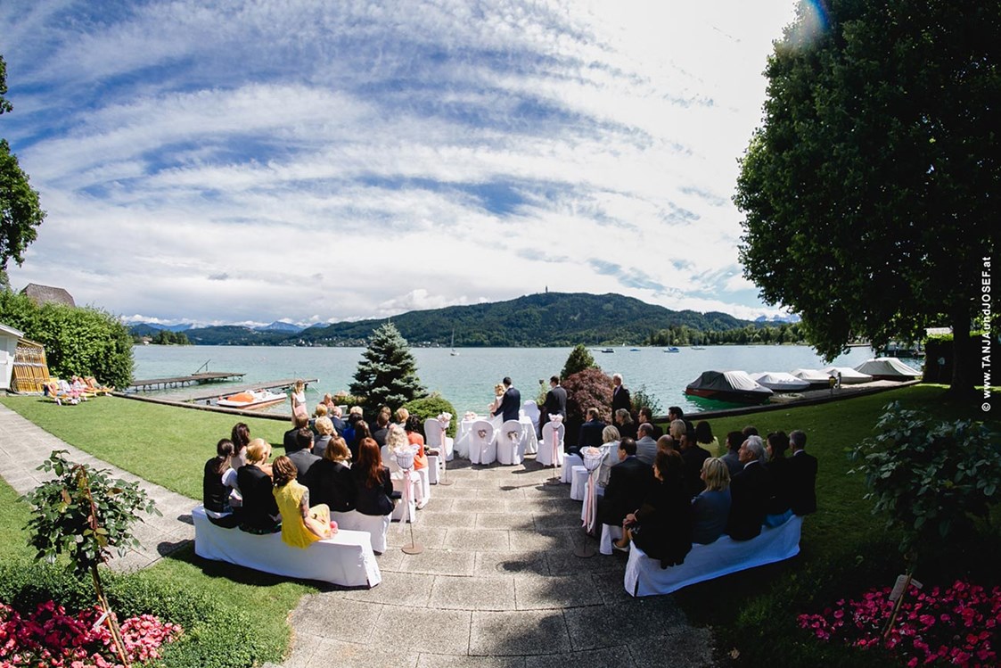 Hochzeitslocation: Feiern Sie Ihre Hochzeit direkt am Wörthersee - in der Parkvilla Wörth in Prötschach.
Foto © tanjaundjosef.at - Hotel Dermuth / Parkvilla Wörth