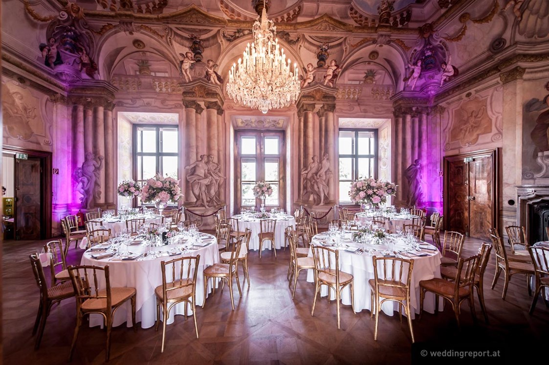 Hochzeitslocation: Eine Trauung im Freien im Schloss Hetzendorf in 1120 Wien.
Foto © weddingreport.at - Schloss Hetzendorf