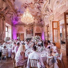 Hochzeitslocation: Eine Trauung im Freien im Schloss Hetzendorf in 1120 Wien.
Foto © weddingreport.at - Schloss Hetzendorf
