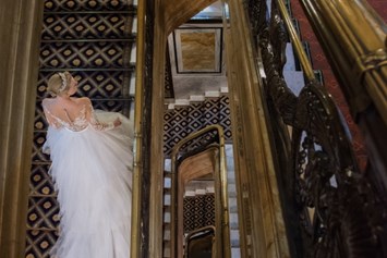 Hochzeitslocation: (c) Maria Tsakiri, Kleid: Niely Hoetsch und Solaine Piccoli - Hotel Bristol Vienna