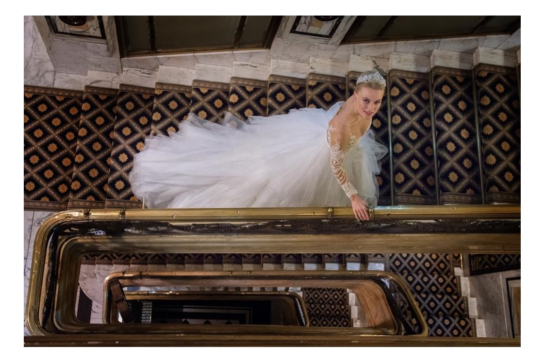 Hochzeitslocation: (c) Maria Tsakiri, Kleid: Niely Hoetsch und Solaine Piccoli - Hotel Bristol Vienna