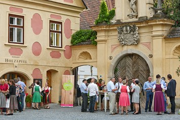 Hochzeitslocation: Ein Sektempfang im Weingut Holzapfel Prandtauerhof. - Weingut Holzapfel Prandtauerhof