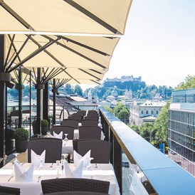 Hochzeitslocation: Das gastronomische Erlebnis IMLAUER Sky - Bar & Restaurant bietet neben der hervorragenden Verpflegung einen traumhaften Ausblick auf die Kulisse von Salzburg. - IMLAUER HOTEL PITTER Salzburg