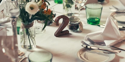 Winterhochzeit - Tirol - Eine gedeckte Hochzeitstafel in der Maierl-Alm. - Maierl-Alm und Chalets