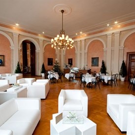 Hochzeitslocation: Roter Salon mit angemietetem Loungemobiliar - Wiener Börsensäle