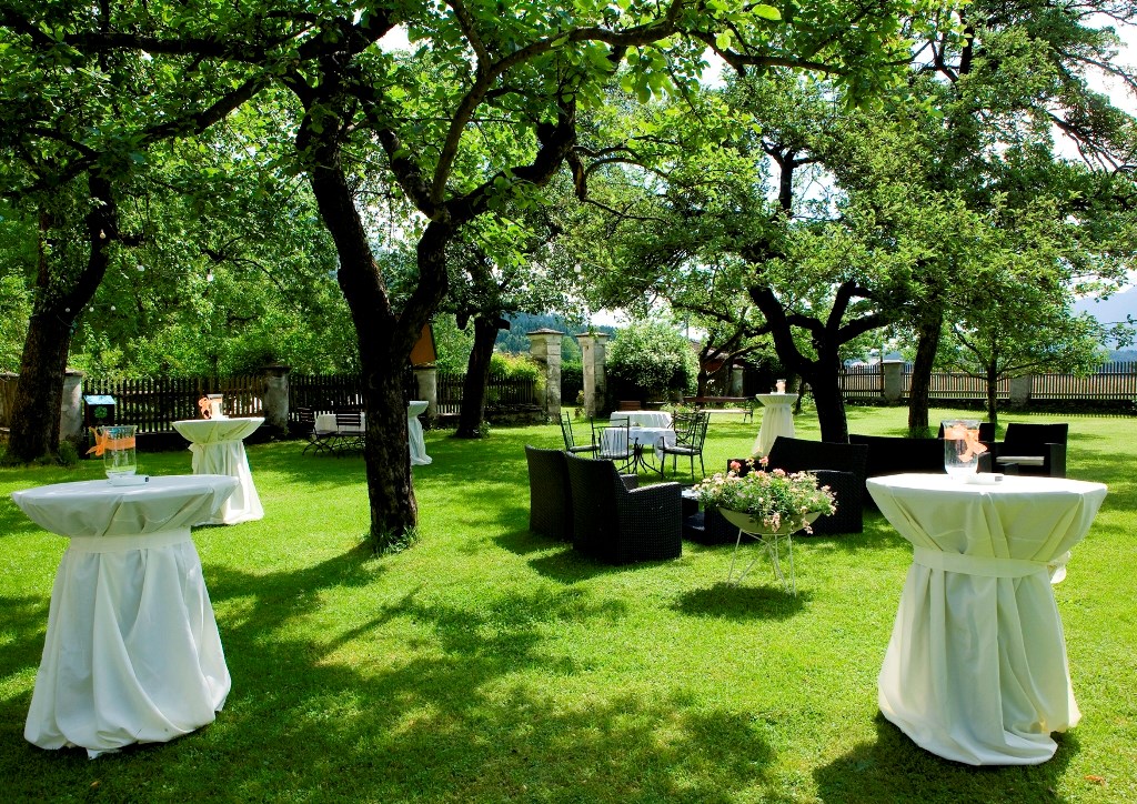 Hochzeitslocation: Sektempfang im Garten - Schloss Hotel Lerchenhof
