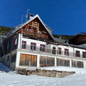 Winterhochzeit: Die Gjaid-Alm auf 1.700 Höhenmetern in verschneiter Winterlandschaft für eure Traumhochzeit in weiß. - Gjaid Alm
