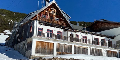 Winterhochzeit - nächstes Hotel - Die Gjaid-Alm auf 1.700 Höhenmetern in verschneiter Winterlandschaft für eure Traumhochzeit in weiß. - Gjaid Alm