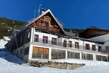 Hochzeitslocation: Die Gjaid-Alm auf 1.700 Höhenmetern in verschneiter Winterlandschaft für eure Traumhochzeit in weiß. - Gjaid Alm