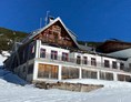 Hochzeitslocation: Die Gjaid-Alm auf 1.700 Höhenmetern in verschneiter Winterlandschaft für eure Traumhochzeit in weiß. - Gjaid Alm