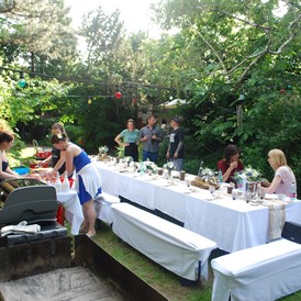 Hochzeitslocation: Hochzeitstafel im Garten - Metamorphosys Place of Bliss - Seminarhaus / Eventlocation / Partyraum