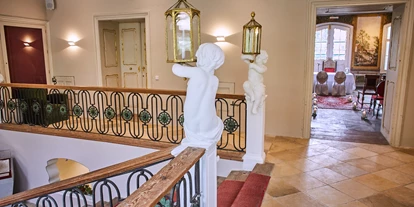 Winterhochzeit - Karlstetten - Stiegenaufgang zum Tapetenzimmer für standesamtliche Trauungen - SCHLOSS LUBEREGG, Emmersdorf-Wachau