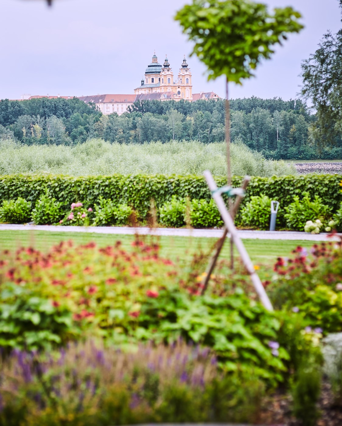 Hochzeitslocation: Aussicht vom Schlossgarten auf Stift Melk - SCHLOSS LUBEREGG, Emmersdorf-Wachau